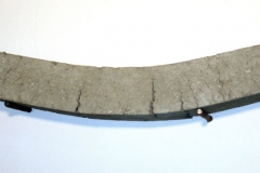 O.T., Beton, gebogen, Maße ca. 28 × 110 × 20 cm³, 2004