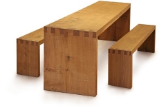 Tisch und Bänke aus unzertrennten Eichenbohlen, Maße ca. 76 × 260 × 68 cm³, 2002