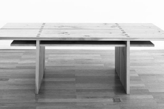 Tisch, zweiteilig, aus unzertrennten Douglasienbrettern, Maße ca. 76 × 260 × 85 cm³,1998