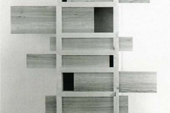 Schrank, Ahorn gehobelt, mit Schiebebrettern, Ulme sägerauh, Maße ca. 125 × 100 × 22 cm³, 1996