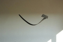 "Zeichen" Abb. 6, Holz in der Flamme gebogen, Maße ca. 180 × 20 × 5 cm³, 2006