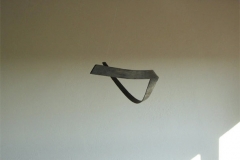 "Zeichen" Abb. 7, Holz in der Flamme gebogen, Maße ca. 180 × 20 × 5 cm³, 2006