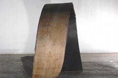 O.T., Eiche, gebogen, Maße ca. 130 × 110 × 200 cm³, 2005