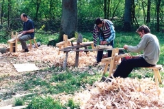 Bearbeiten der Sprossen am Fällort des benötigten Baumes