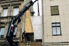 "Mut zur Lücke", zwei zwischen die Häuser geklemmte Keile, Ausstellung Zeit, mit Heinrich Mangold, Fürth, 2000