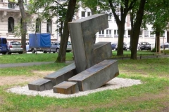 "FÜ", Stahl, Maße ca. 300 × 300 × 200 cm³, Anlässlich der 1000 Jahr Feier Fürth, 2007