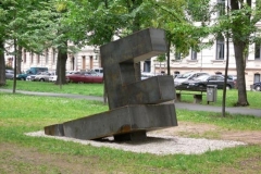 "FÜ", Stahl, Maße ca. 300 × 300 × 200 cm³, Anlässlich der 1000 Jahr Feier Fürth, 2007